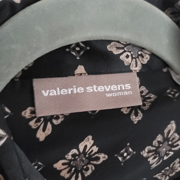 NEW Valerie Stevens 14W 100% Silk Black Floral Medallion Button Up Shirt - Picture 3 of 9